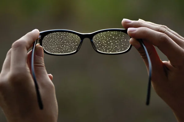 Brillen Met Water Druppels Handen Van Vrouw — Stockfoto