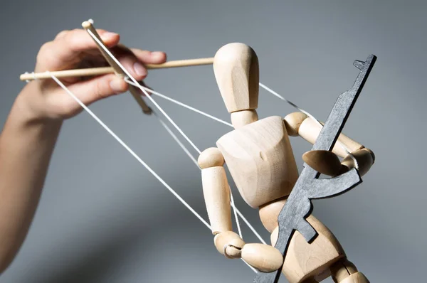 Begrip Zeggenschap Marionet Menselijke Hand Met Pistool Objecten Zijn Gekleurd — Stockfoto