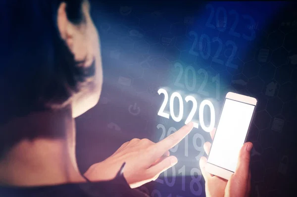 Женщина Выбирает 2020 Своем Смартфоне Новый 2020 Год Высоких Технологиях — стоковое фото