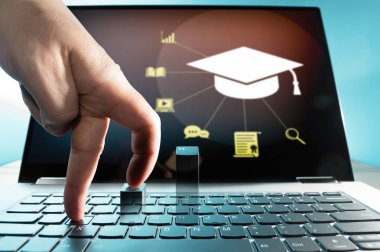 İnsan parmakları dizüstü bilgisayarın klavyesindeki düğmelerin basamaklarını tırmanıyor. E-öğrenim kavramı, çevrimiçi kurs, giyim.