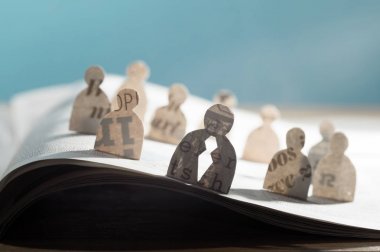İş işe alım veya işe fotoğraf kavramı. Yetenek için arıyorum. Adayların simgeler açık gazete duruyorsun.