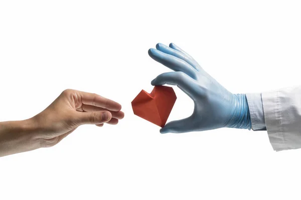 Doctor Hand Geeft Een Rood Papier Hart Aan Een Vrouw — Stockfoto