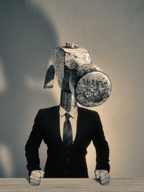 Elbiseli adam bir çekiç şeklinde bir kafa ile. Kızgın bir patron metaforu.