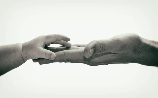 Χέρι Του Μωρού Στο Χέρι Της Μητέρας Μαύρο Και Άσπρο — Φωτογραφία Αρχείου