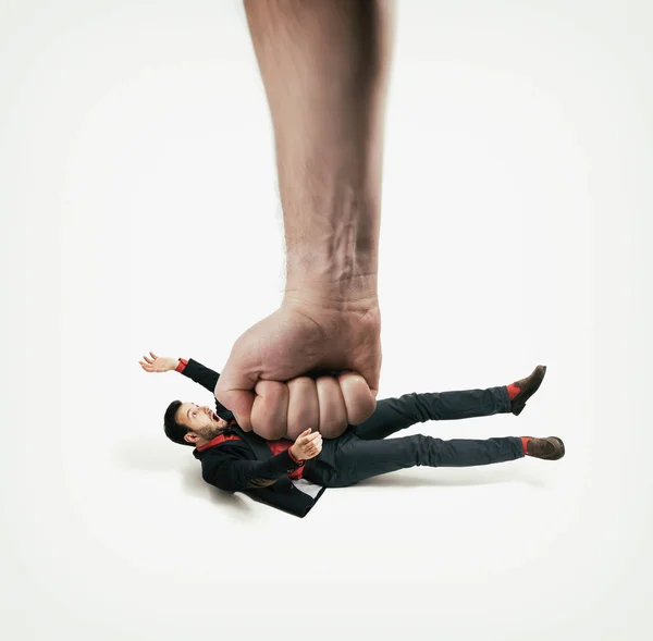 Velká Lidská Pěst Sesunu Muže Svých Nohou Koncepce Neočekávaných Problémů — Stock fotografie