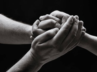 Erkek ve dişi eller birbiriyle bağlanır. Siyah üzerine izole edilmiş. Görüntü.