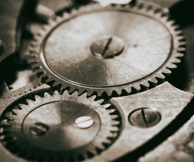 Saat mekanizması çarkları, görüş açısını kapatın. Endüstri geçmişi. Siyah ve beyaz.