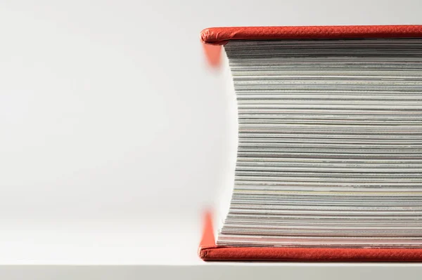 Libro Cerrado Con Tapa Libro Rojo Primer Plano Vista Lateral —  Fotos de Stock