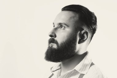 Siyah beyaz sakallı adam portresi..