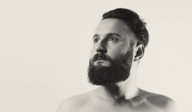 Siyah beyaz sakallı adam portresi..