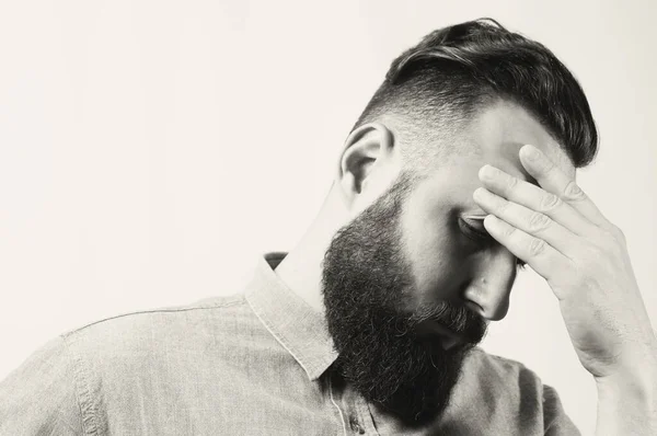 Portrait Noir Blanc Homme Barbu Triste Avec Coupe Cheveux Mode — Photo