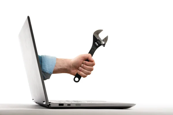 Menselijke Hand Met Zwarte Moersleutel Steekt Uit Een Laptopscherm Concept — Stockfoto