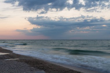 Güzel deniz manzarası. Fırtınalı denizde şafak vakti. Resim