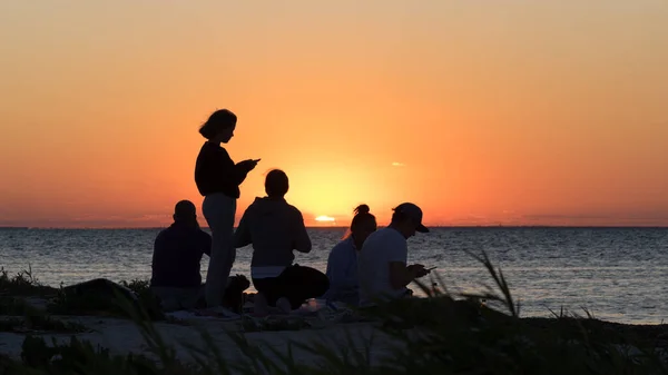 Family Watching Sunset Sea Beautiful Seascape — Stock Photo, Image