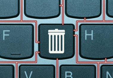 Çöp kutusu simgesi olan bir klavyede anahtar. Veri silme kavramı.