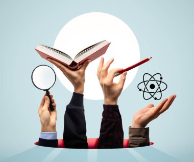Ellerinde farklı nesneler var. Kalem büyüteç açık kitap ve atom sembolü..