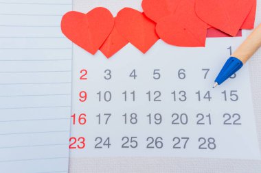 İş planı için kalemle bir deftere notlar yaz. Sevgililer Günü için günlük finansman listesi hazırlarken takvimle yaptığın şeyi sev..