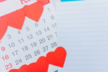 İş planı için kalemle bir deftere notlar yaz. Sevgililer Günü için günlük finansman listesi hazırlarken takvimle yaptığın şeyi sev..