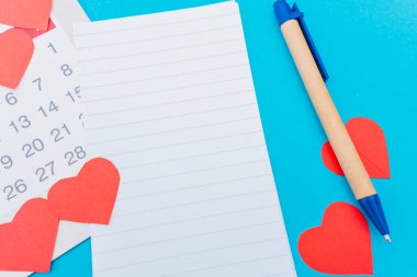 İş planı için kalemle bir deftere notlar yaz. Sevgililer Günü için günlük finansman listesi hazırlarken takvimle yaptığın şeyi sev..