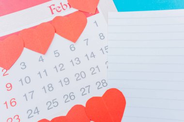 İş planı için kalemle bir deftere notlar yaz. Sevgililer Günü için günlük finansman listesi hazırlarken takvimle yaptığın şeyi sev..