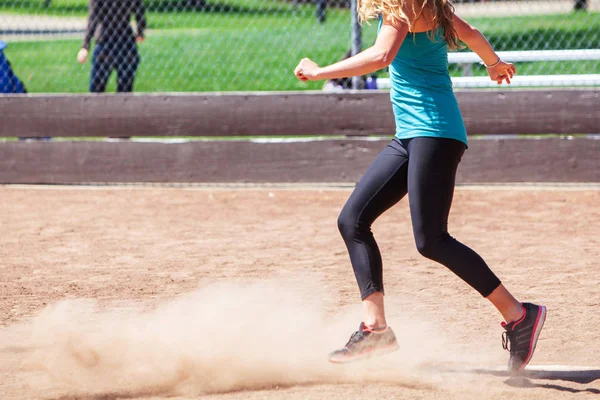 Μια Γυναίκα Που Παίζει Ένα Παιχνίδι Του Kickball — Φωτογραφία Αρχείου