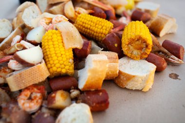 Taze pişmiş karides, Mısır, sosis, patates, soğan ve ekmek ile Güney kaynatın