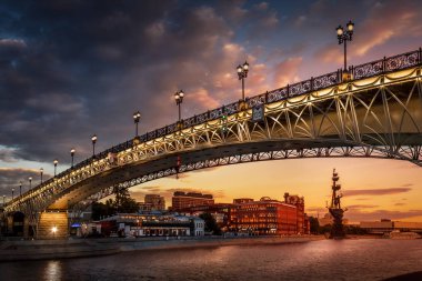 Moskova Nehri köprüde gün batımı görünümü