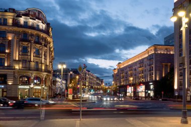 Moskova, gün batımında Tverskaya sokak trafiğinin gece görünümü.