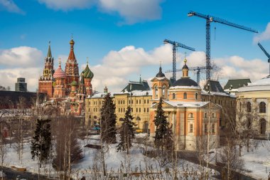 Moskova Kremlin. Zaryadye Park'tan Spasskaya Kulesi ve Aziz Basil Katedrali manzarası