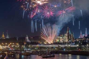 Şehir Günü havai fişek ile Kremlin görünümü.