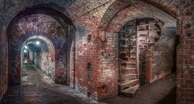 Kaliningrad, Rusya - Mayıs, 2018. Tuğla yeraltı koridoru ve ışık sonunda spiral merdiven. Panoramik görünüm.