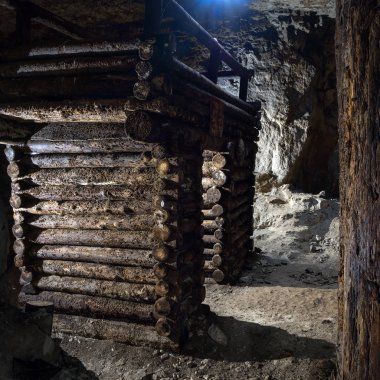 Terk edilmiş kireç taşı madenindeki ahşap ahır 'Sock'. Samara Bölgesi. Rusya.