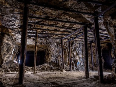 Terk edilmiş kireçtaşı madeni 'Çorap' galerisinde eski ahşap destek. Samara Bölgesi. Rusya.