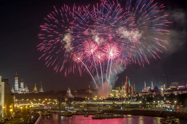Şehir Günü havai fişek ile Kremlin görünümü.