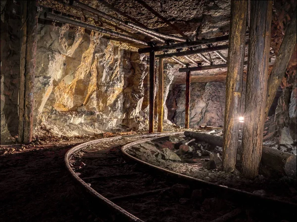 Σιδηρόδρομος Στο Εγκαταλελειμμένο Ορυχείο Ασβεστόλιθου Σοκ Στην Περιοχή Σαμάρα Ρωσία — Φωτογραφία Αρχείου