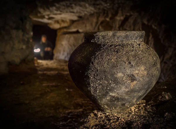 Starý Hrnec Jeskyni — Stock fotografie