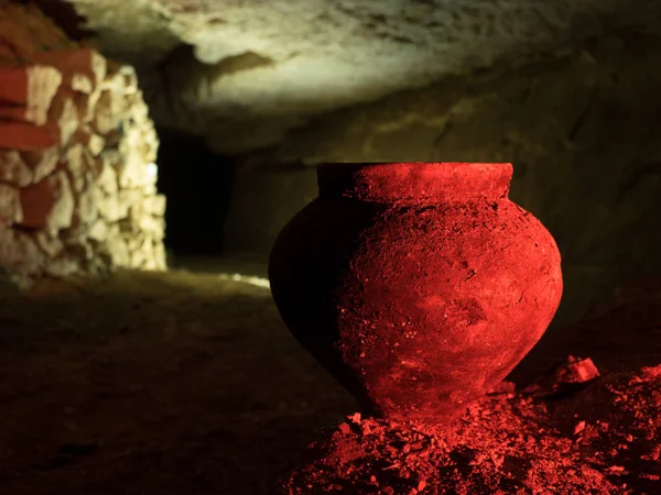Starý Hrnec Jeskyni Červeném Světle — Stock fotografie