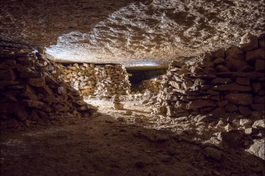 Karşı ışıkla aydınlatılan terk edilmiş kireçtaşı madeninin galerisi.