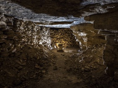 Terk edilmiş kireçtaşı madeninin galerisi