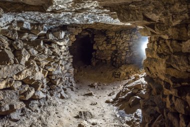 Karşı ışıkla aydınlatılan terk edilmiş kireçtaşı madeninin galerisi.