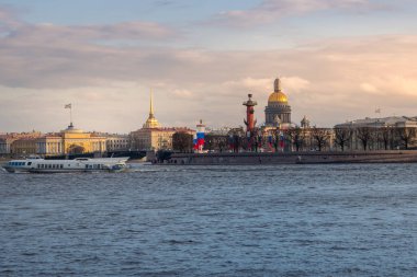 Rusya. St. Petersburg'da. Neva Nehri. Vasilyevsky Adası Tükürüğü