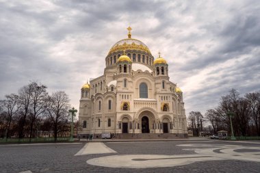 Kronstadt, Rusya - Mayıs, 2018. Deniz Katedrali Saint Nicholas Kronstadt bir bulutlu gökyüzü karşı.