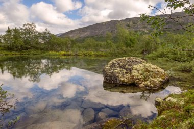 Dağ gölünde bulutlar yansıması
