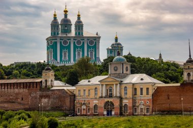 Smolensk. Rusya. Yaz bulutlu gün Uspensky Katedrali arka planda Hodegetria Kilisesi ve kale duvarı.