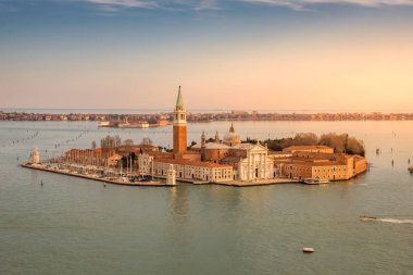 San Giorgio Maggiore Adası Venedik, İtalya Hava görünümünü. Günbatımı.