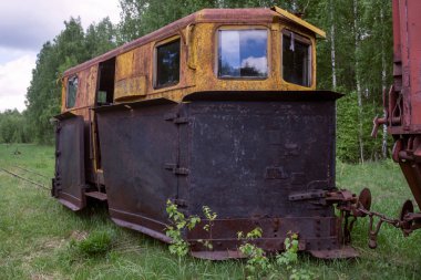 Bir ormanda eski paslı Lokomotive görünümü