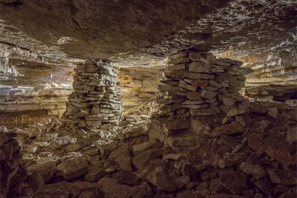 Pohled Vápencové Doly Dvěma Kamennými Sloupy Osvětlenými Protisvětelným Světlem — Stock fotografie
