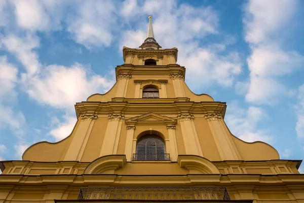 Moln Ovanför Katedralen Peter Och Pauls Fästning — Stockfoto