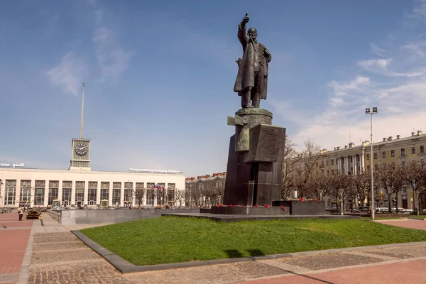 Saint-Petersburg, Rusya -Mayıs, 2018. Finlyandsky Demiryolu Terminali'nin arka planında Lenin Anıtı.