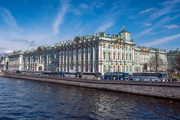 Ônibus Turísticos Frente Palácio Hermitage Rio Neva São Petersburgo Rússia — Fotografia de Stock